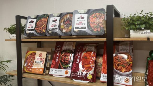 14일 부천시 중동사랑시장에 위치한 배송센터에 제육볶음, 우삼겹 된장찌개, 쭈꾸미볶음 등 다양한 밀키트 제품 패키지가 진열돼 있다. 김소현기자