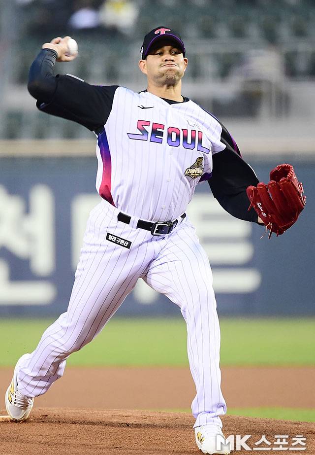 10일 오후 서울 잠실구장에서 ‘2026 신한 SOL KBO 리그’ SSG 랜더스와 LG 트윈스 경기가 열렸다. LG 선발 치리노스가 역투하고 있다. 사진=김영구 기자