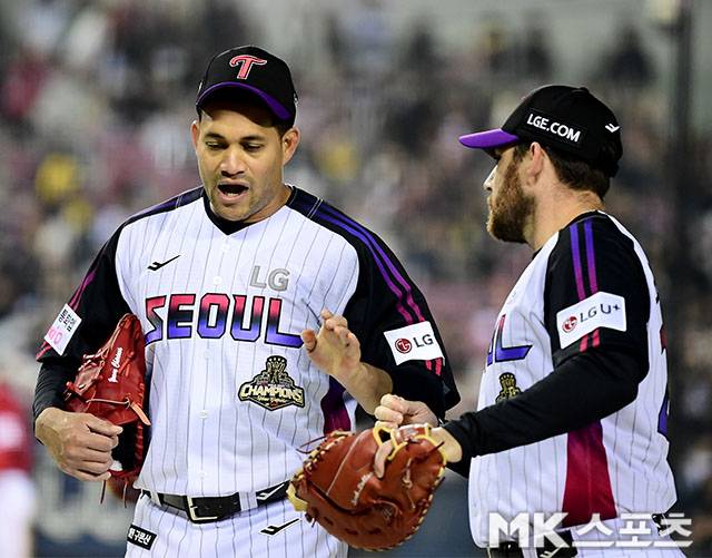10일 오후 서울 잠실구장에서 ‘2026 신한 SOL KBO 리그’ SSG 랜더스와 LG 트윈스 경기가 열렸다. LG 선발 치리노스가 5회초 2사 만루에서 SSG 한유섬을 내야뜬공으로 처리한 후 오스틴의 격려를 받으며 더그아웃으로 향하고 있다. 사진=김영구 기자