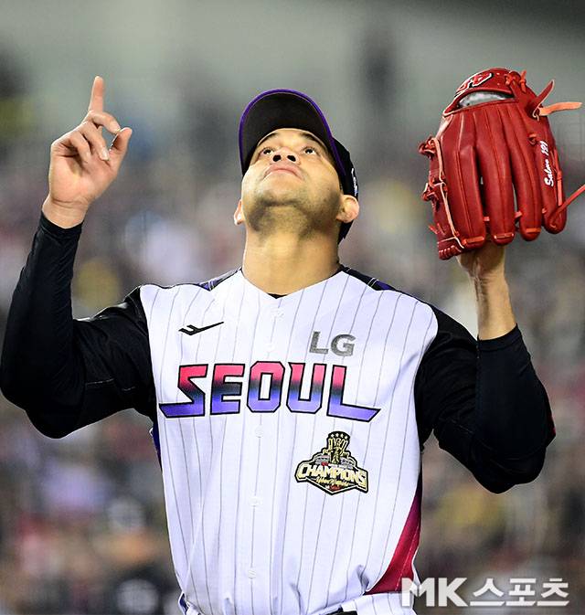 10일 오후 서울 잠실구장에서 ‘2026 신한 SOL KBO 리그’ SSG 랜더스와 LG 트윈스 경기가 열렸다. LG 선발 치리노스가 3회초 수비를 실점없이 마친 후 더그아웃으로 향하고 있다. 사진=김영구 기자