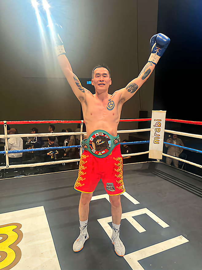 한국복싱커미션에 ‘백하소’라는 이름으로 등록된 2010년 제16회 중국 광저우하계아시안게임 동메달리스트 자르갈 오트곤자르갈이 2026년 4월 동양태평양복싱연맹 미들급 챔피언 등극 기념 촬영을 하고 있다. 사진=더원프로모션 신홍균 대표 제공