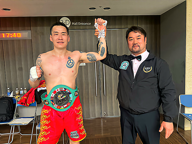 한국복싱커미션에 ‘백하소’라는 이름으로 등록된 제16회 하계아시안게임 동메달리스트 자르갈 오트곤자르갈이 2026년 4월 동양태평양복싱연맹 미들급 챔피언 등극 기념 촬영을 하고 있다. 오른쪽은 이번 OPBF 타이틀매치 부심을 맡은 KBM 나병조 심판위원. 사진=더원프로모션 신홍균 대표 제공