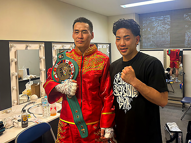 한국복싱커미션에 ‘백하소’라는 이름으로 등록된 제16회 하계아시안게임 동메달리스트 자르갈 오트곤자르갈이 2026년 4월 동양태평양복싱연맹 미들급 챔피언 등극 기념 촬영을 하고 있다. 오른쪽은 1차 방어에 실패한 직전 타이틀 보유자 구니모토 리쿠. 사진=더원프로모션 신홍균 대표 제공