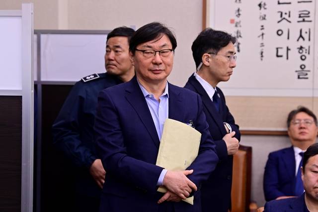 국조특위서 만난 ‘검사와 피의자’ : 국회 ‘윤석열 정권 정치검찰 조작기소 의혹 사건 진상규명 국정조사특별위원회’ 청문회가 열린 14일 오전 여당이 조작기소 의혹의 핵심으로 지목한 박상용(왼쪽 사진 앞줄 왼쪽) 검사가 증인선서를 거부한 채 자리에 앉아 있다. 오른쪽 작은 사진은 이화영 전 경기도 평화부지사가 청문회장에 입장하는 모습. 문호남 기자