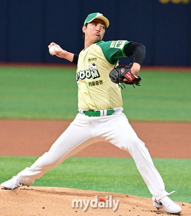 키움 안우진이 955일 만에 등판해 역투하고 있다 / 고척 = 유진형 기자 zolong@mydaily.co.kr