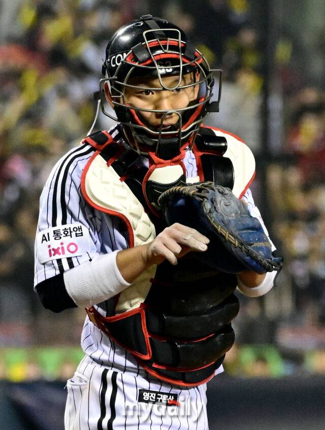 2026년 4월 1일 오후 서울 잠실구장에서 '2026 신한 SOL KBO리그' KIA 타이거즈와 LG 트윈스의 경기.LG 이주헌이 9회초 포수 마스크를 쓰고 더그아웃과 소통하고 있다./마이데일리
