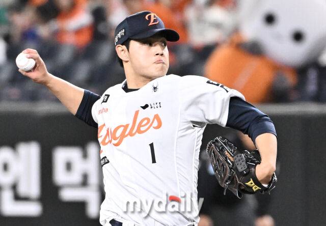 14일 오후 대전 한화생명볼파크에서 진행된 '2026 프로야구 KBO리그' 한화이글스와 삼성 라이온즈의 경기. 한화 문동주가 역투하고 있다./대전 = 송일섭 기자