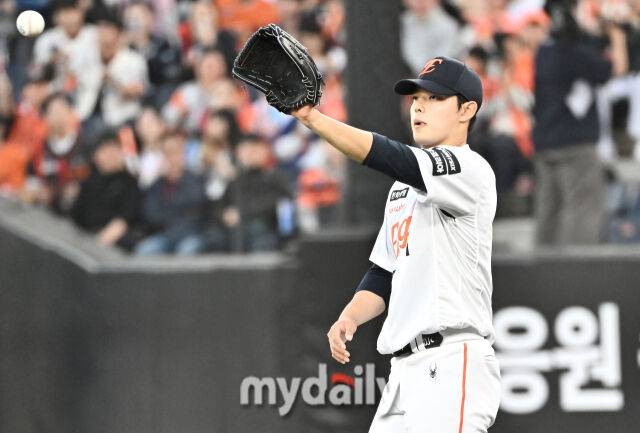 14일 오후 대전 한화생명볼파크에서 진행된 '2026 프로야구 KBO리그' 한화이글스와 삼성 라이온즈의 경기. 한화 문동주가 선발등판 하고 있다./대전 = 송일섭 기자