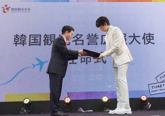 박성혁 한국관광공사 사장이 가수 성시경에게 한국관광 명예홍보대사 위촉장을 전달하고 있다.
