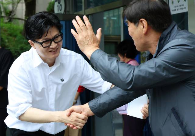 ▲한동훈 전 국민의힘 대표가 14일 오후 부산 북구 만덕2동 행정복지센터를 찾아 전입신고를 마친 뒤 주민과 인사하고 있다. ⓒ연합뉴스