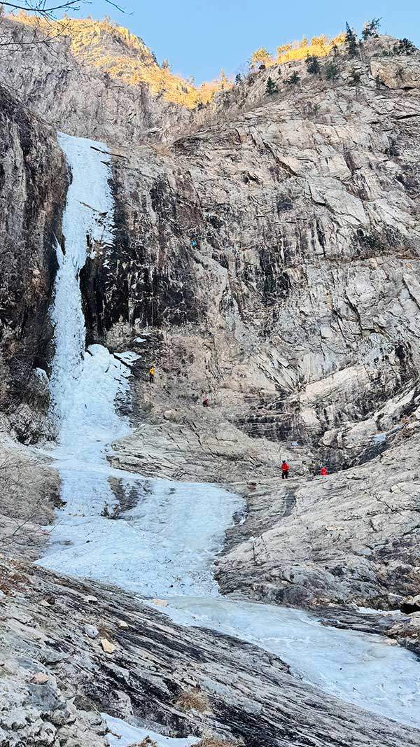 빙폭 하단의 오른쪽에서 등반 중인 문성욱(파란색 하드쉘)이 보인다.