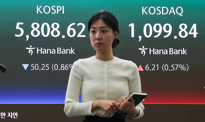 13일 서울 중구 하나은행 본점 딜링룸 현황판에 코스피, 코스닥 지수가 표시돼 있다. 연합뉴스