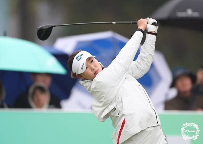 김민솔은 큰 체격에서 뿜어나오는 부드러운 스윙으로 공을 멀리 때려낸다. 김민솔은 현재 KLPGA투어 장타 부문 1위다. 김민솔의 드라아버 스윙. KLPGA 제공.