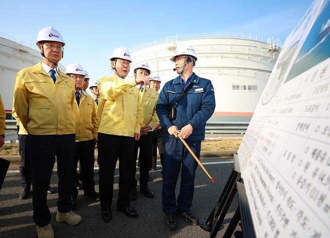 이재명 대통령, 석유 비축기지 현장점검 - 이재명 대통령이 26일 충남 서산 석유공사 비축기지에서 현장점검을 하고 있다. 뉴스1