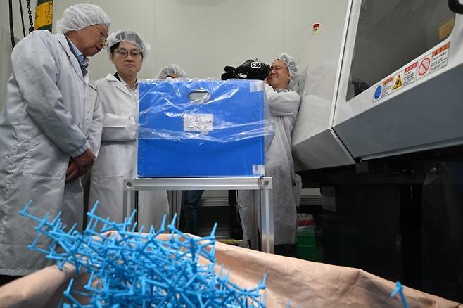 보건, 의료 제품 생산업체 찾은 산업장관 - 김정관 산업통상부 장관이 13일 경기도 안산에 위치한 주사기, 수액제 포장재를 생산하는 에이디켐테크 공장을 방문, 수급 상황을 점검하고 있다. 김 장관은 이날 핵심 산업과 의료용품, 생필품 등 중동 전쟁으로 수급 우려가 있는 품목 생산 현장을 방문해 애로사항을 청취하고 정부 추진 현황을 공유했다. 공동취재