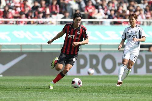 손정범(왼쪽)이 12일 서울월드컵경기장에서 열린 프로축구 K리그1 전북과의 경기에서 드리블을 하고 있다. 사진 제공=FC서울