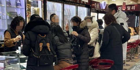 인산인해인 한 귀금속 매장, 연합뉴스