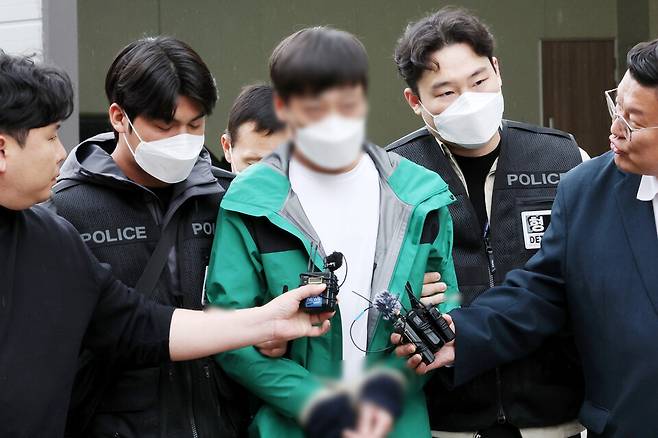  페인트 제거 작업을 하면서 화기를 사용해 냉동창고에 불을 낸 혐의(업무상 실화)를 받는 중국 국적 불법체류자 30대A씨가 14일 오후 전남 해남군 광주지방법원 해남지원에서 열린 구속 전 피의자 심문(영장실질심사)을 마친 뒤 법정 밖으로 나오고 있다. ⓒ연합뉴스
