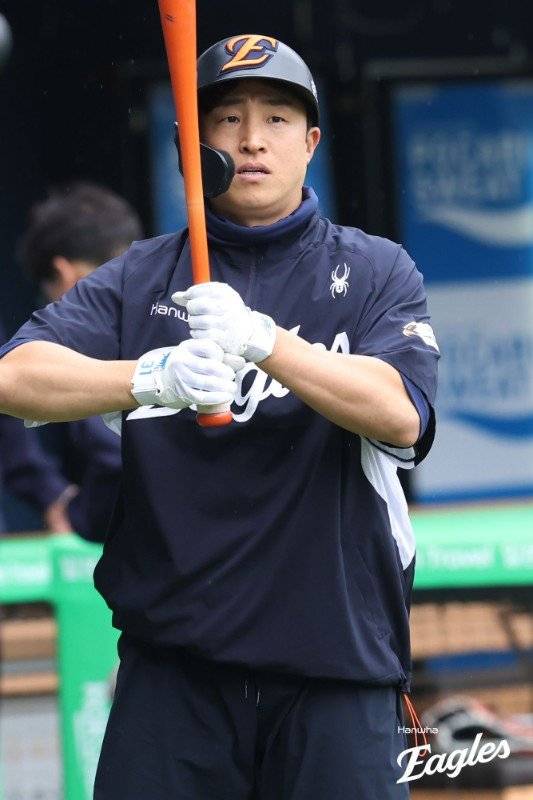 베테랑 타자 손아섭이 14일 트레이드를 통해 두산으로 이적했다. 두산은 타선 강화를 위해 좌완 이교훈과 현금 1억5000만 원을 한화에 내주며 손아섭을 영입했다. 사진제공|한화 이글스