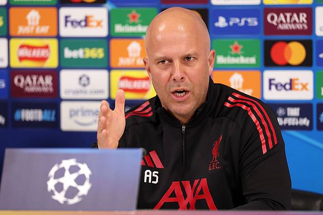 리버풀 아르네 슬롯 감독이 14일 UCL 8강 2차전을 앞둔 기자회견회에서 경기 계획을 밝히고 있다. Getty Images코리아