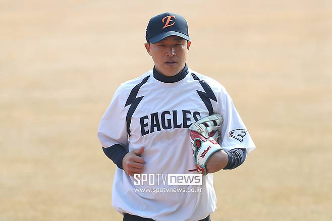 ▲ 손아섭이 트레이드됐다. 한화 이글스는 14일 두산 베어스와의 트레이드를 공식 발표했다. 손아섭을 두산에 내주는 대신 좌완투수 이교훈과 현금 1억5000만원을 받기로 했다. 두산은 베테랑 타자인 손아섭이 충분한 경쟁력을 갖추고 있다고 판단해 타선 강화를 위해 영입을 결정했다. ⓒ곽혜미 기자