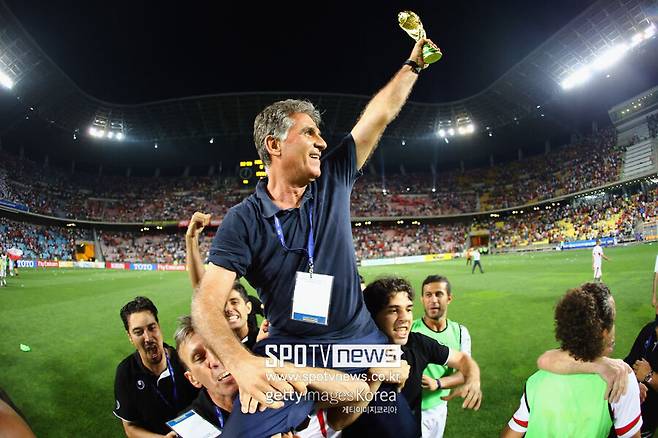 ▲ 지난해 7월 오만 대표팀에 부임한 그는 북중미 월드컵 본선행에 실패해 비판 여론에 직면했다. 여기에 중동 지역 정세 불안까지 겹쳐 지난달 22일 자리에서 물러났다. 하나 불과 23일 만에 월드컵 본선 티켓을 거머쥔 대표팀 사령탑으로 '초고속' 복귀해 지도자 커리어를 이어가게 됐다. 경험이 풍부하고 수비 조직력 강화에 일가견이 있는 감독을 향한 수요가 여전히 높다는 점을 보여주는 대목이다.