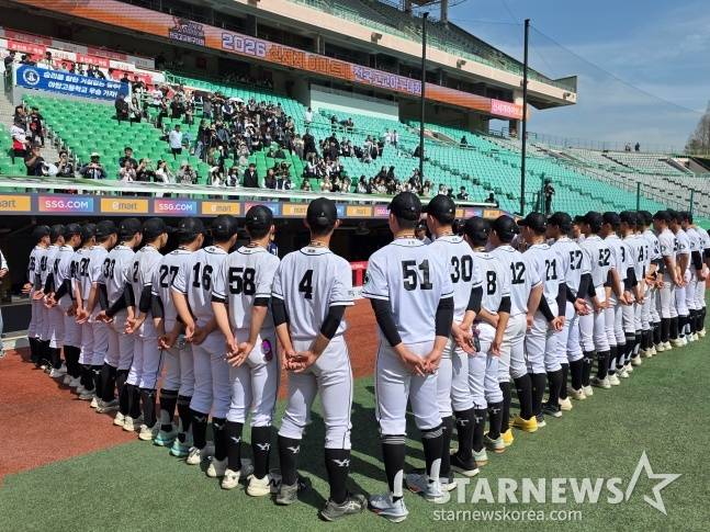 야탑고 야구부가 12일 인천SSG랜더스필드에서 열린 2026 신세계 이마트배 전국고교야구대회 준우승 후 집결했다. /사진=김동윤 기자
