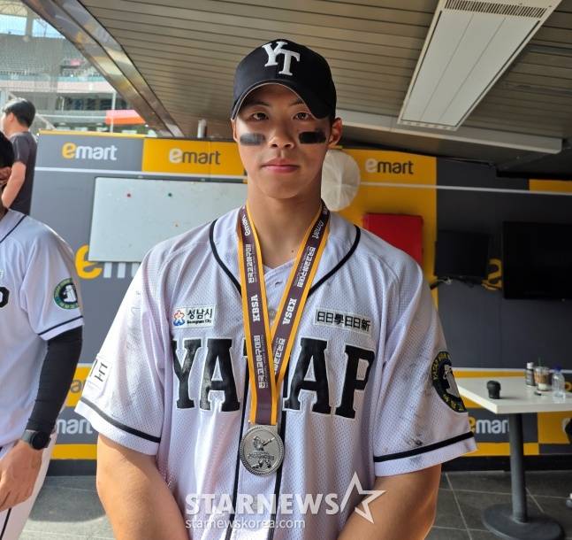 야탑고 이원영이 12일 인천SSG랜더스필드에서 열린 2026 신세계 이마트배 전국고교야구대회 준우승 후 취재진과 인터뷰에 응했다. /사진=김동윤 기자
