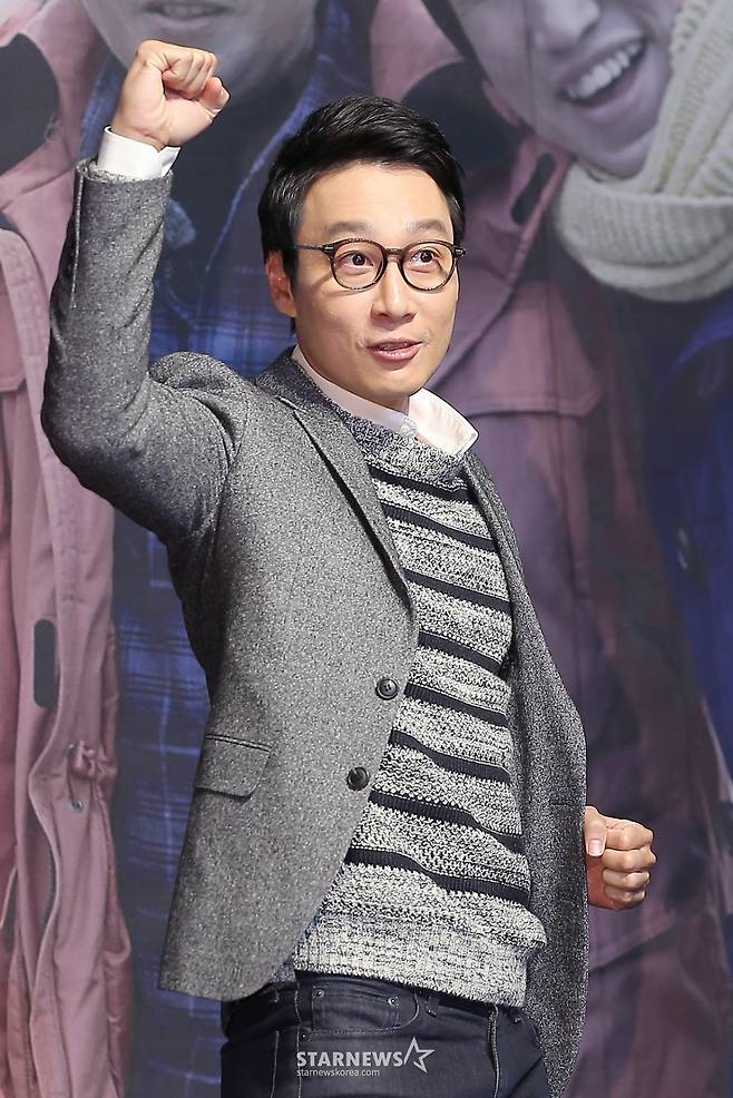 $ 방송인 이휘재가 2일 오전 서울 중구 그랜드 앰배서더 서울 그랜드볼룸에서 열린 MBN 예능 '도시탈출 외인구단' 제작발표회에 참석해 포즈를 취하고 있다. '도시탈출 외인구단'은 MBN이 새롭게 선보이는 신규 예능 프로그램으로 일상에 지친 중년 남성 6명이 답답한 도시를 탈출해 자신만의 힐링 타임을 만끽해보는 로드 버라이어티 프로그램으로 오는 5일 첫 방송된다. /사진=박찬하 인턴기자 photoray@