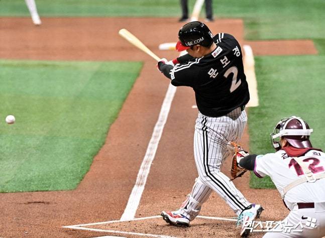 LG는 14일 서울 잠실야구장에서 열린 롯데 자이언츠와 2026 신한 SOL Bank KBO 리그 정규시즌 홈경기에서 2-1로 승리를 거뒀다. LG는 지난 4일 고척 키움 히어로즈전부터 8연승 행진을 이어가게 됐다. LG 선발 송승기는 6이닝 3피안타 1사사구 5탈삼진 무실점을 기록했다. 불펜이 실점을 기록하며 선발승은 무산됐지만, 시즌 평균자책점을 0.96에서 0.59로 낮췄다. 타석에서는 3번 오스틴 딘이 결승 솔로포 포함 4타수 3안타 1타점 2득점을 기록하며 공격을 이끌었다. 4번 문보경도 안타 하나와 볼넷 2개로 3출루 게임을 만들었다. 4번 문보경도 안타 하나와 볼넷 2개로 3출루 게임을 만들었다. 엑스포츠뉴스DB