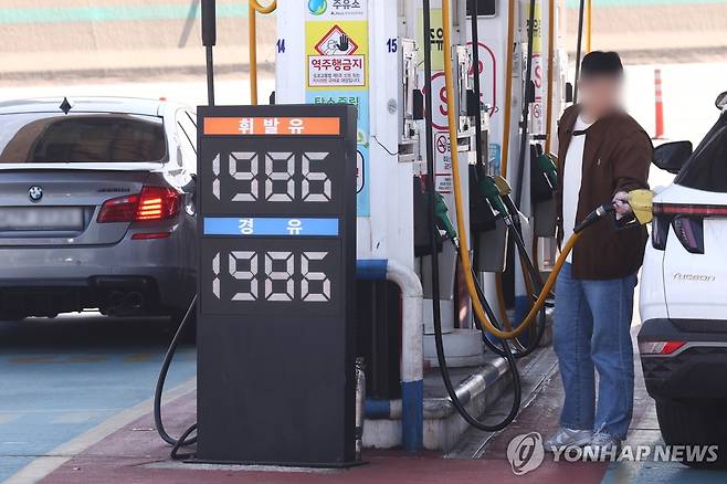 3차 최고가격제 셋째날 기름값 (서울=연합뉴스) 진연수 기자 = 3차 석유 최고가격제 실시 셋째 날인 12일 전국 주유소 평균 유가 상승세가 대폭 둔화한 가운데 서울 경유 가격은 전날 대비 보합세를 보였다. 유가정보시스템 오피넷에 따르면 이날 오전 9시 기준 전국 주유소 평균 휘발윳값은 L당 1천992.3원으로 전날보다 0.7원 올랐다. 사진은 이날 서울의 한 주유소 모습. 2026.4.12 jin90@yna.co.kr