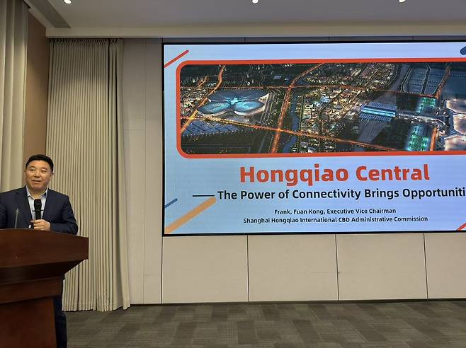 투자 유치 성과·노력 설명하는 中상하이 훙차오 국제중앙상무구역 책임자 (상하이=연합뉴스) 정성조 특파원 = 13일 오후 중국 상하이 훙차오 국제중앙상무구역에서 쿵푸안 관리위원회 상무부주임이 현황을 설명하고 있다. 2026.4.14 xing@yna.co.kr