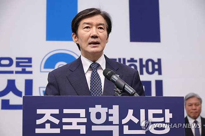 조국, 평택을 재보선 출마 발표 (서울=연합뉴스) 황광모 기자 = 조국혁신당 조국 대표가 14일 국회에서 오는 6월 3일 치러질 재보선에 경기 평택을에 출마를 발표하고 있다. 2026.4.14 hkmpooh@yna.co.kr