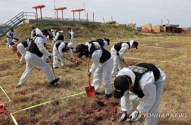무안공항 참사 현장 재수색 (무안=연합뉴스) 조남수 기자 = 13일 전남 무안국제공항에서 경찰과학수사대가 제주항공 여객기 참사 미수습 유해를 찾기 위해 재수색하고 있다. 2026.4.13 iso64@yna.co.kr