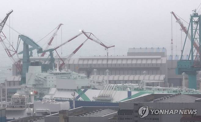 잠수함 화재 발생한 HD현대중공업 (울산=연합뉴스) 김용태 기자 = 9일 울산시 동구 HD현대중공업에서 정비 중인 해군 잠수함에서 불이 났다. 이날 HD현대중공업 모습. 2026.4.9 yongtae@yna.co.kr