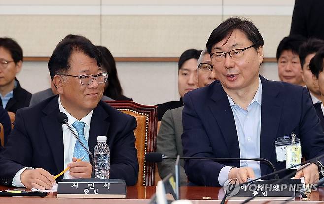 대화하는 이화영·서민석 (서울=연합뉴스) 이동해 기자 = 14일 국회 '윤석열 정권 정치검찰 조작기소 의혹 사건 진상규명' 국정조사특별위원회에서 열린 쌍방울 대북 송금 사건 관련 청문회에서 이화영 전 경기도 평화부지사와 서민석 변호사가 대화하고 있다. 2026.4.14 eastsea@yna.co.kr