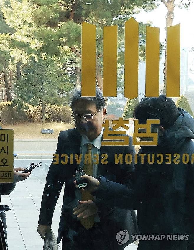 검찰 들어서는 방용철 쌍방울 전 부회장 (서울=연합뉴스) 최재구 기자 = 쌍방울 대북송금 '진술회유' 의혹을 받는 방용철 쌍방울 그룹 전 부회장이 6일 조사를 받기 위해 서울 서초구 고검으로 출석하고 있다. 2026.1.6 jjaeck9@yna.co.kr