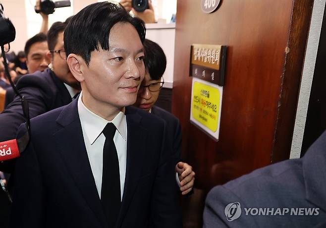 박상용 검사, 증인선서 거부 반복 (서울=연합뉴스) 이동해 기자 = 14일 국회 '윤석열 정권 정치검찰 조작기소 의혹 사건 진상규명' 국정조사특별위원회에서 열린 쌍방울 대북 송금 사건 관련 청문회에서 사건을 수사했던 박상용 검사가 증인선서를 거부하고 서영교 위원장의 대기 장소 이동 조치에 따라 회의장을 나서고 있다. 2026.4.14 eastsea@yna.co.kr