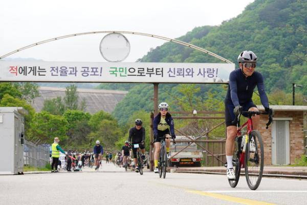 ◇2026 화천 DMZ 랠리가 오는 5월17일 화천읍과 평화의댐을 연결하는 71.35㎞ 코스에 열린다. 사진은 지난해 레이스 모습. 화천군제공