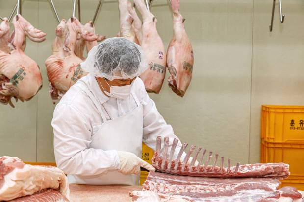 김영상 상구네돼지구이 대표가 육가공 공장 작업장에서 돼지 살을 발라내는 '발골' 작업을 하고 있다. 상구네돼지구이 제공