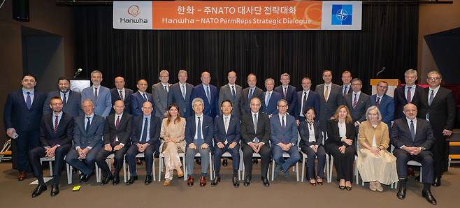14일 서울 장교동 한화빌딩에서 진행된 '한화-주NATO 대사단 전략대화'에 참석한 유정현 주벨기에 및 EU 대사겸 주NATO 대사(앞줄 왼쪽에서 여섯번째) 등 대사단 일행과 손재일 한화에어로스페이스 대표(앞줄 왼쪽에서 일곱번째)가 단체 기념촬영을 하고 있다.(사진제공=한화에어로스페이스)