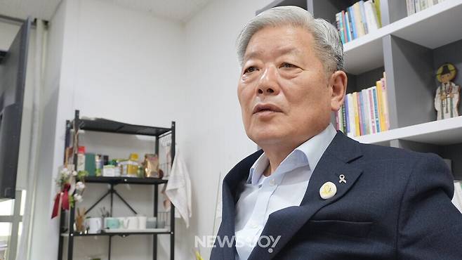 남재영 목사는 은퇴 후 '새로운 교회' 운동을 모색하고 있다. 건강한 영성을 지닌 교회를 발굴하고 신학적 논의를 이어 가는 일이다. 지난해에는 <에큐메니안> 사장으로 취임했다. 뉴스앤조이 나수진