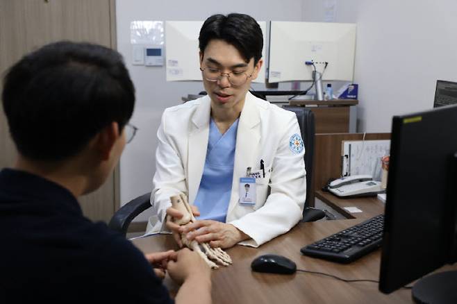 윤영식 바른세상병원 수족부센터장이 발목 불안정성 환자를 진료하고 있다. (사진= 바른세상병원)