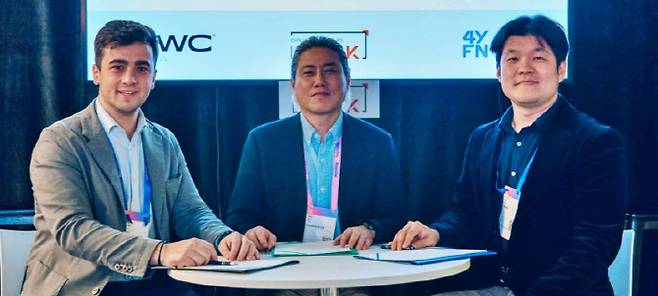 지난 2월 스페인 바르셀로나 '모바일 월드 콩그레스'(MWC) 스타트업 행사 '4YFN 2026' 현장에서 허진우 베어플레인 대표(가운데)와 존 앤더 메로디오 베리업 대표(왼쪽), 김강현 비노마드 대표가 협약서 서명 후 기념촬영을 하고 있다. (사진=베어플레인)