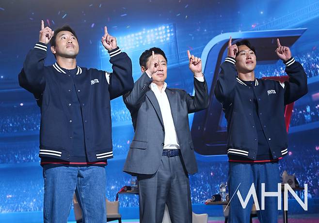 롯데 자이언츠 전준우(좌) 김태형 감독(중) 전민재(우)