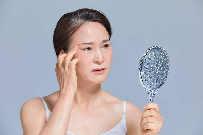 노화로 인한 눈 처짐이 아닌 안검하수로 진단받았다면 수술 등 의료적 치료를 받아야 한다. 사진=게티이미지뱅크