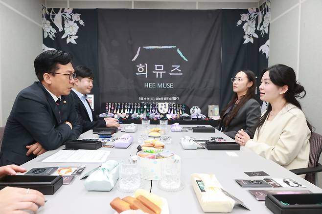 이병권 중소벤처기업부 제2차관이 15일 서울 강남구 희뮤즈를 방문해 중동 전쟁에 따른 경영 애로사항을 점검하고 있다.(중소벤처기업부 제공)