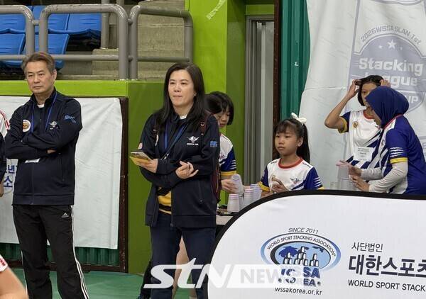 팀 말레이시아의 경기를 지켜보고 있는 알란 림 총감독(왼쪽). /사진(광명)=STN