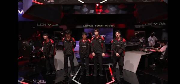 15일 서울 종로구 치지직 롤파크에서 열린 '2026 LoL 챔피언스 코리아(LCK)' 정규 시즌 1라운드 경기에서 농심 레드포스는 BNK 피어엑스를 상대로 세트 스코어 2대0 완승을 거두었다. (농심레드포스 & BNK피어엑스=2:0). /사진=네이버 치지직 라이브영상 캡처