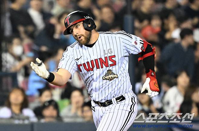 경기 막판 승부를 뒤집은 오스틴의 역전 솔로포.